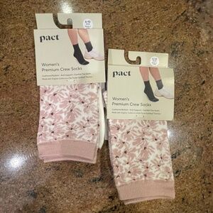 NEW! Pact Lakeside Lilies Blush Premium Crew Socks Two Pair NWT! Retail: $27